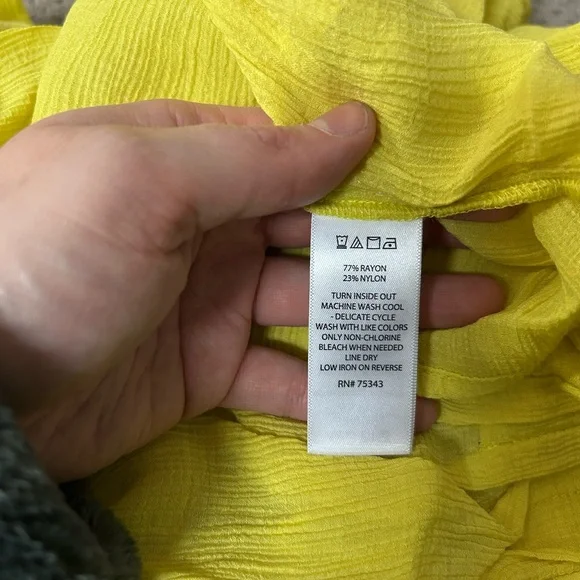 2/$20❤️- SHIRT | Women’s Amaryllis shirt size medium - Picture 5 of 6